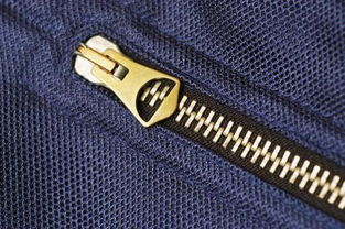 怎么才能使衣服上的拉鏈不變彎,或者使彎曲的拉鏈復(fù)原