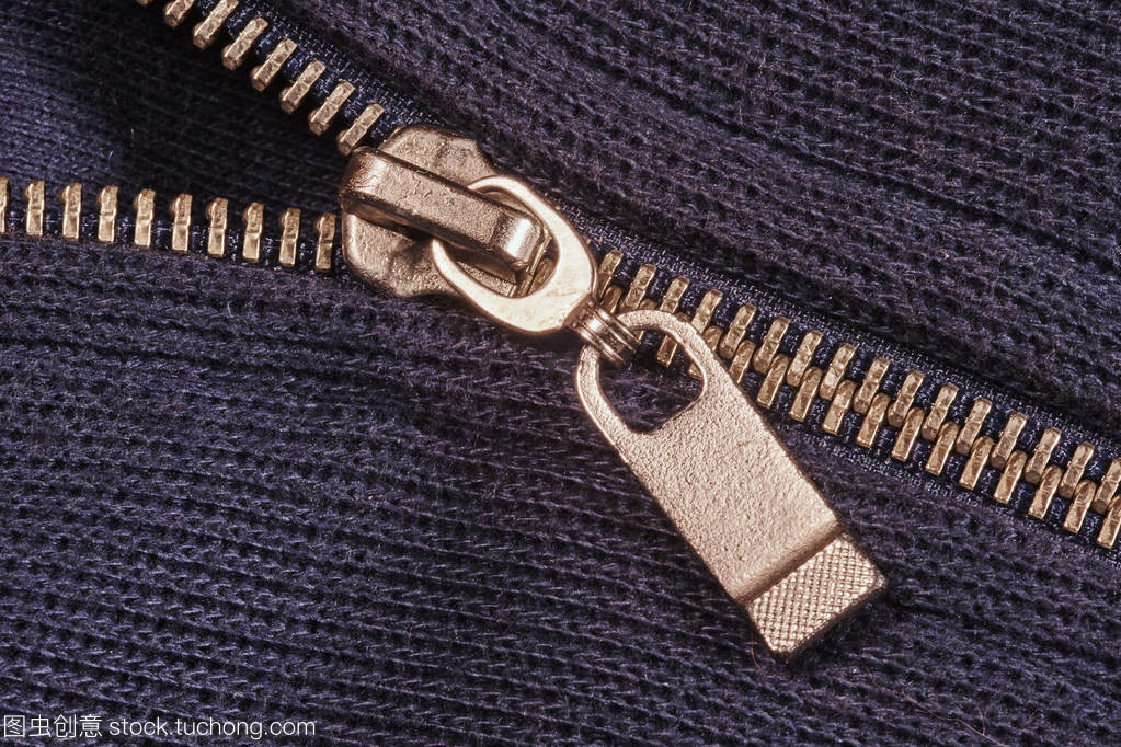 拉鏈的藍色毛衣